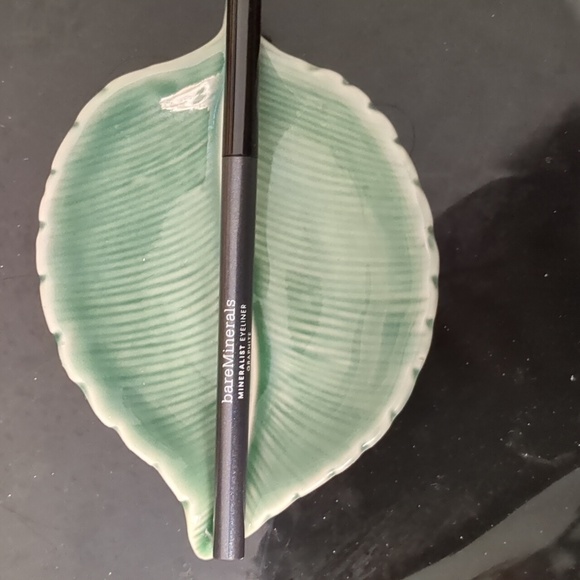 Lasting Eyeliner - Picture 4 of 4